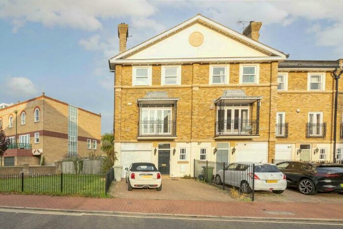 4 Bedroom House To Rent In Trinity Church Road, Barnes, SW13