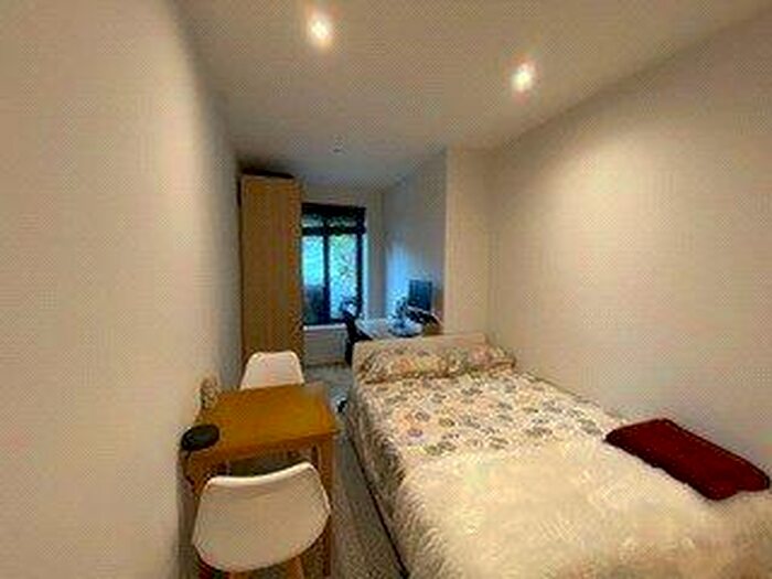 Apartment To Rent In Oak Way, London, N14