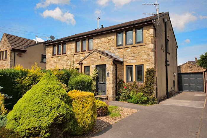 2 Bedroom Semi Detached House To Rent In The Close, Skipton, BD23