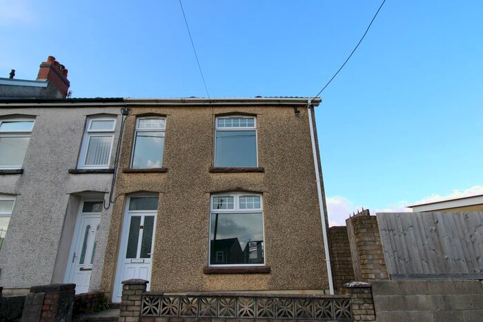 3 Bedroom End Of Terrace House To Rent In Cross Street, Gilfach, CF81
