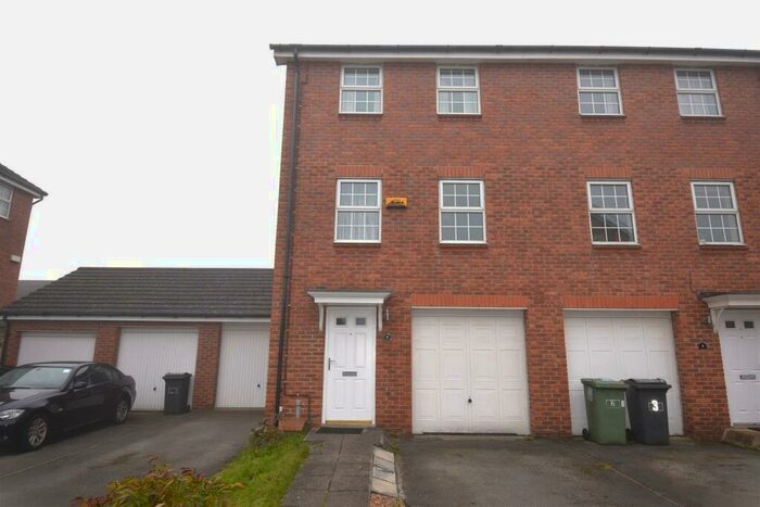 3 Bedroom Town House To Rent In Oaktree Lane, Lindley, Huddersfield, HD3