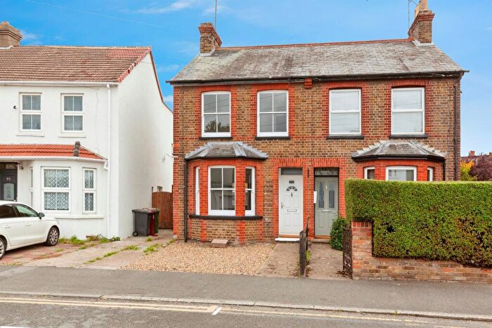 2 Bedroom End Of Terrace House For Sale In Ragstone Road, Slough, SL1