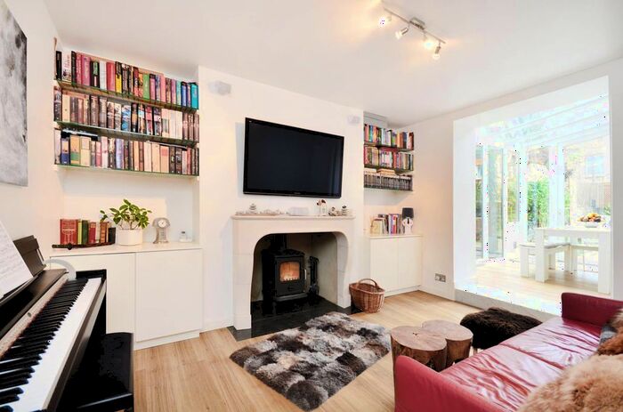 1 Bedroom Flat To Rent In St Stephens Avenue, Shepherd's Bush, London, W12
