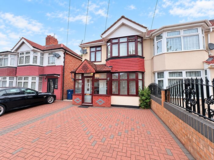 3 Bedroom Terraced House For Sale In Park Avenue, Southall, Greater London, UB1