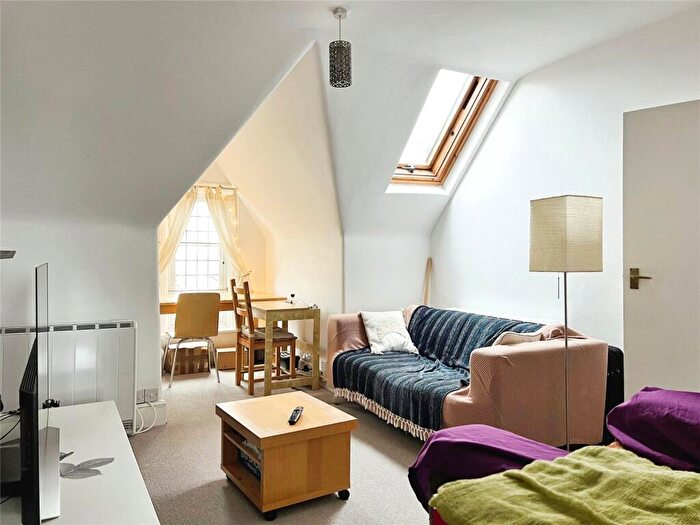 1 Bedroom Flat To Rent In Guilford Avenue, Surbiton, KT5