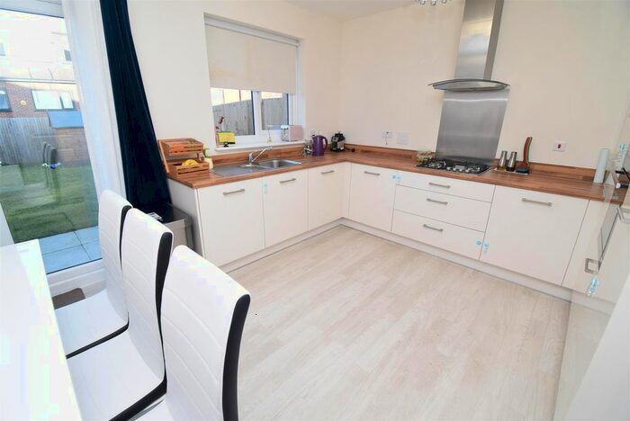 4 Bedroom Town House To Rent In Butler Way, Wakefield, WF1
