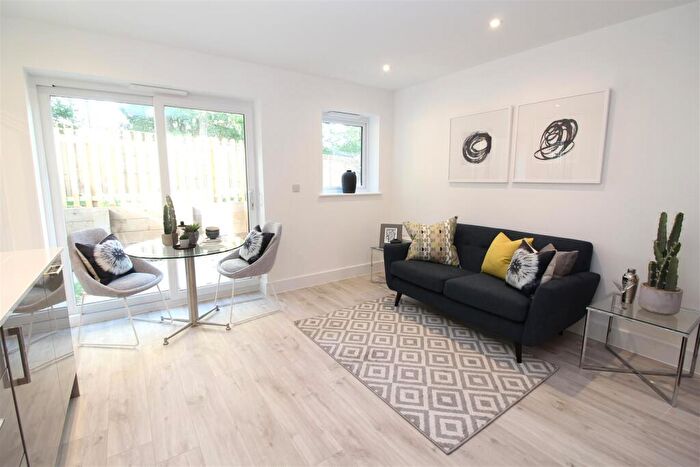 1 Bedroom Flat To Rent In Sandridge Park, Porters Wood, St Albans, AL3