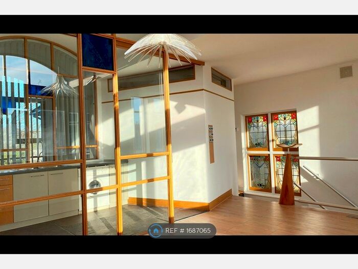 2 Bedroom Flat To Rent In Highfield Avenue, London, NW11