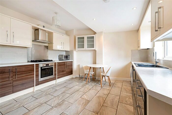 3 Bedroom Flat To Rent In Summer Road, Thames Ditton, KT7