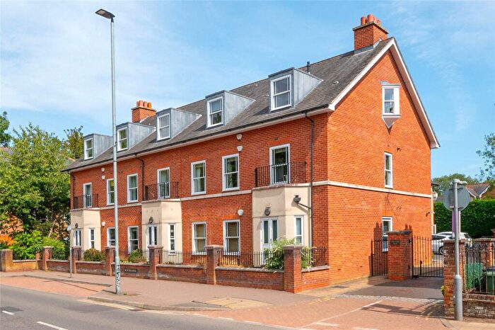 2 Bedroom Flat For Sale In Holywell Hill, St. Albans, Hertfordshire, AL1