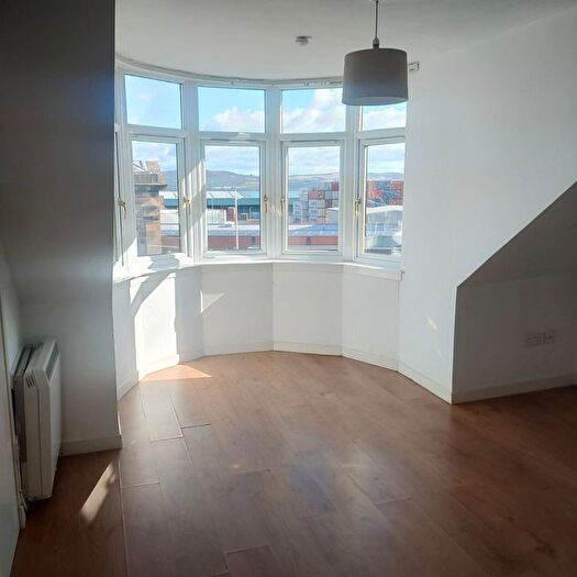 1 Bedroom Flat To Rent In Grey Place, Central, Greenock, PA15