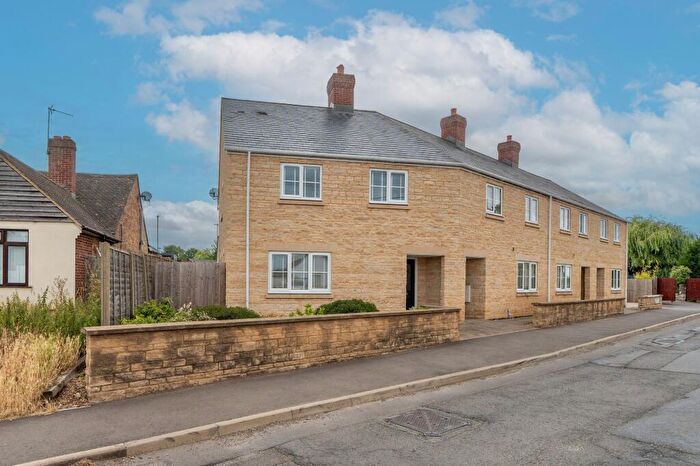 3 Bedroom End Of Terrace House For Sale In George And Dragon Close, Fritwell, OX27