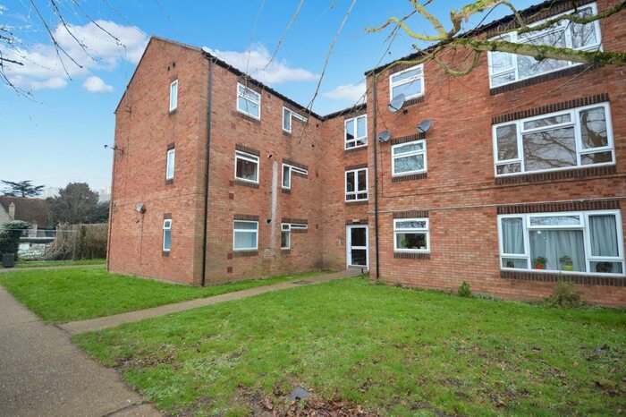 2 Bedroom Flat To Rent In Hedges Close, Hatfield, AL10