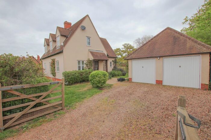 3 Bedroom Detached House To Rent In Newbridge Hill, Lexden, Colchester, CO3