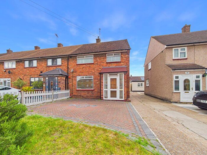 3 Bedroom End Of Terrace House To Rent In Daiglen Drive, South Ockendon, RM15
