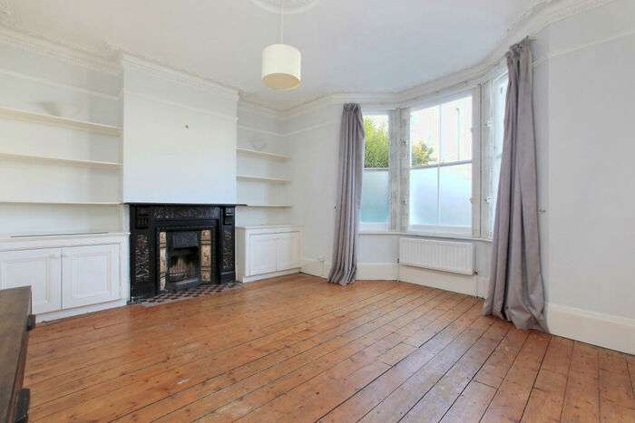 2 Bedroom Flat To Rent In Cavendish Road, Clapham South, London, SW12