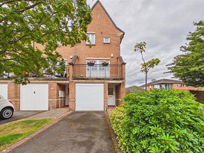 3 Bedroom Town House For Sale In Lister Close, Chesterfield, S41