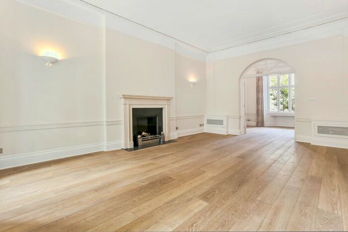 3 Bedroom Maisonette To Rent In Lowndes Square, London, SW1X