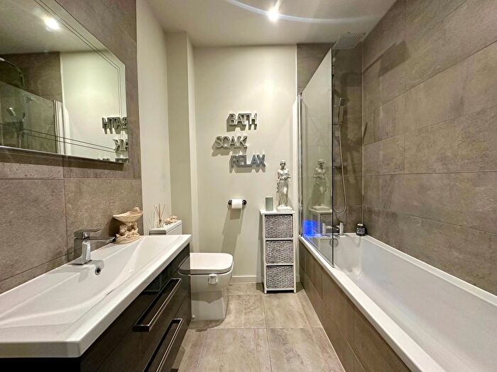 2 Bedroom Flat For Sale In Elwyn Road, Exmouth, EX8