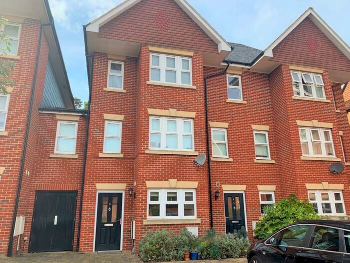 4 Bedroom Town House To Rent In Woking, Surrey, GU22
