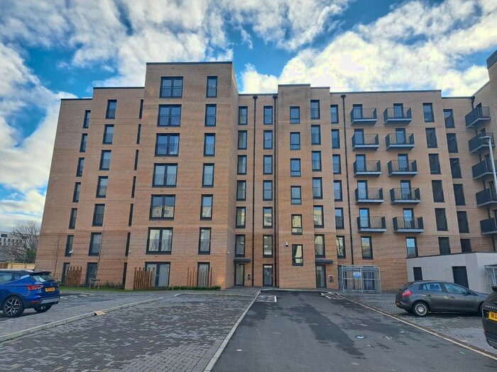 3 Bedroom Flat To Rent In Minerva Square, Glasgow, G3