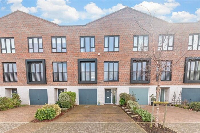 4 Bedroom Town House For Sale In Common Creek Wharf, Rochester, Kent, ME1