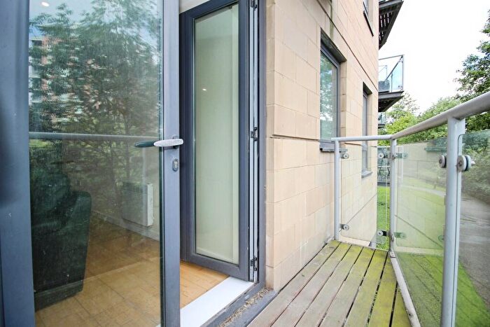 2 Bedroom Flat For Sale In Gotts Road, Leeds, LS12
