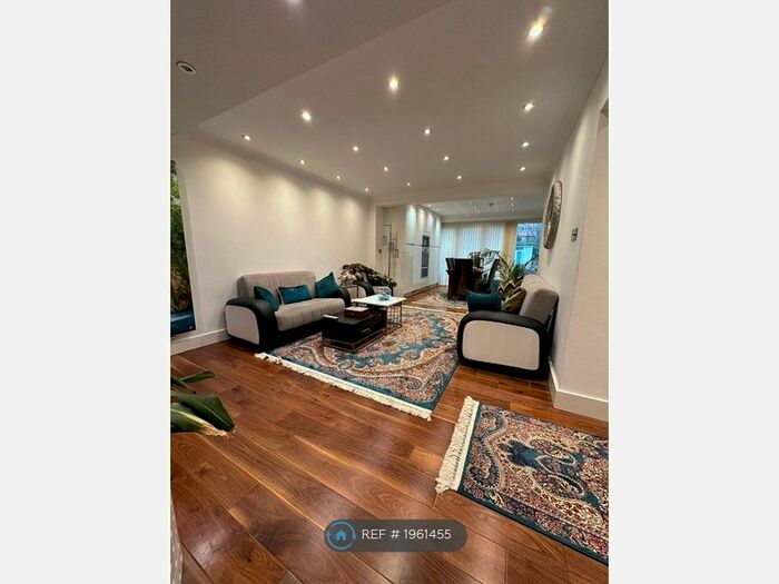 3 Bedroom Flat To Rent In Laleham Avenue, London, NW7