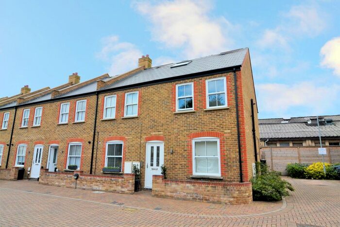 1 Bedroom Flat To Rent In Norcutt Road, Twickenham, TW2