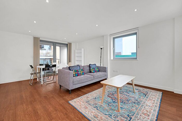 3 Bedroom Flat To Rent In Claremont House, Cambridge Heath Road, London, E2
