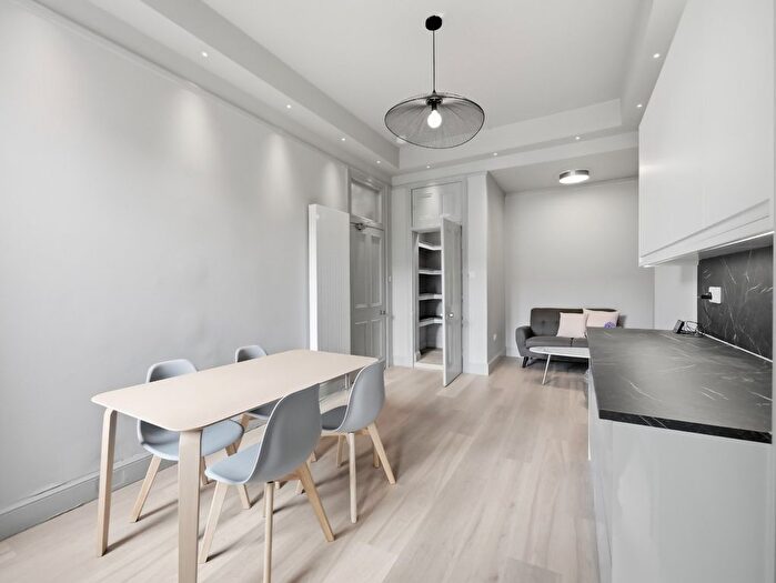 4 Bedroom Flat To Rent In Spottiswoode Road, Edinburgh, EH9