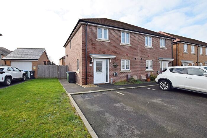 3 Bedroom End Of Terrace House To Rent In Potters Way, North Bersted, Bognor Regis, West Sussex, PO21