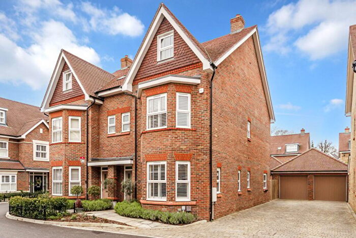 4 Bedroom Semi Detached House For Sale In Albright Gardens, Walton-on-Thames, KT12