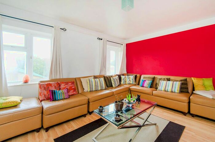 2 Bedroom Flat To Rent In Pinner Grove, Pinner, HA5