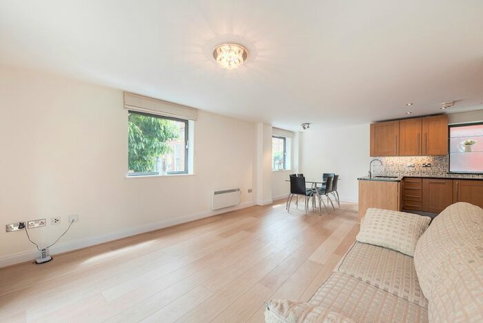 3 Bedroom Flat To Rent In Montaigne Close, London, SW1P