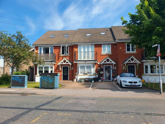 2 Bedroom Flat For Sale In Cherry Tree Lane, Rainham, RM13