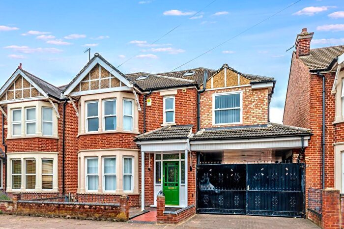 6 Bedroom Semi-Detached House For Sale In Cutcliffe Place, Bedford, Bedfordshire, MK40