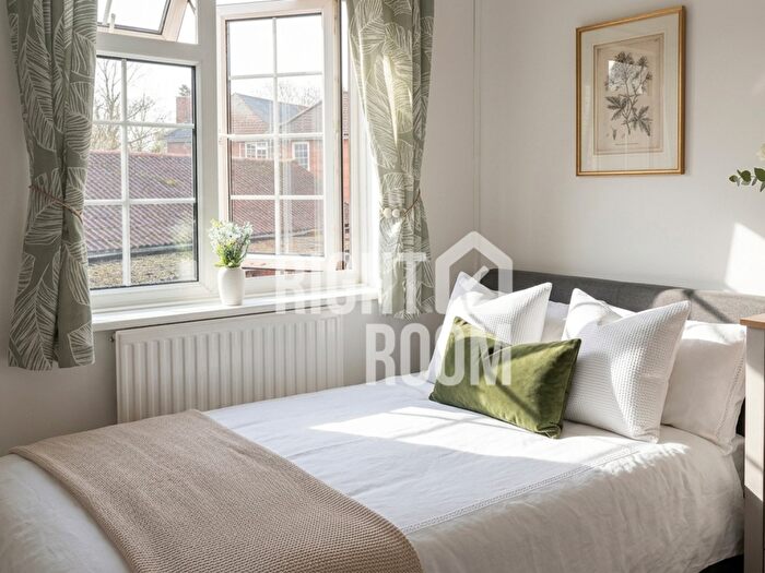 3 Bedroom Flat To Rent In Bed Flat, Westfield Corner, Wide Lane, Southampton, SO18