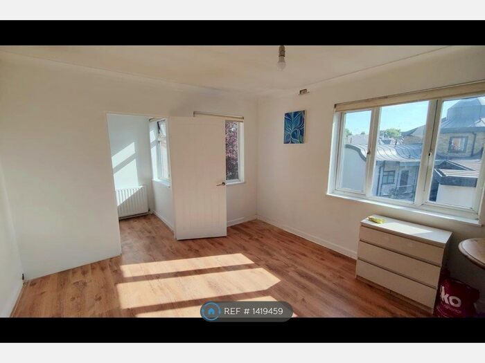 3 Bedroom Flat To Rent In Mowbray Court, London, N22