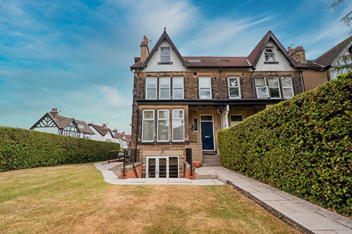 2 Bedroom Flat To Rent In Street Lane, Roundhay, LS8