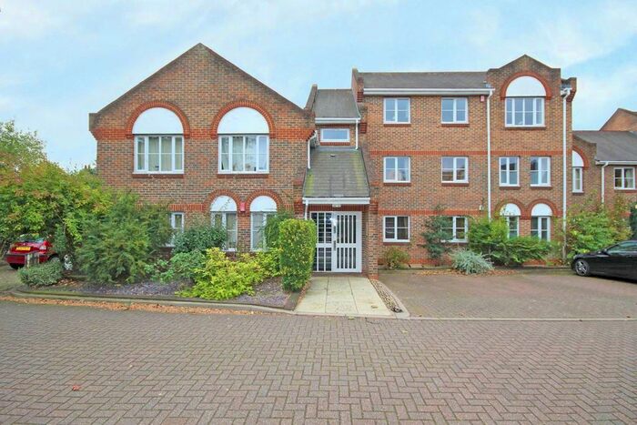 2 Bedroom Flat To Rent In Catherine Drive, Richmond, TW9