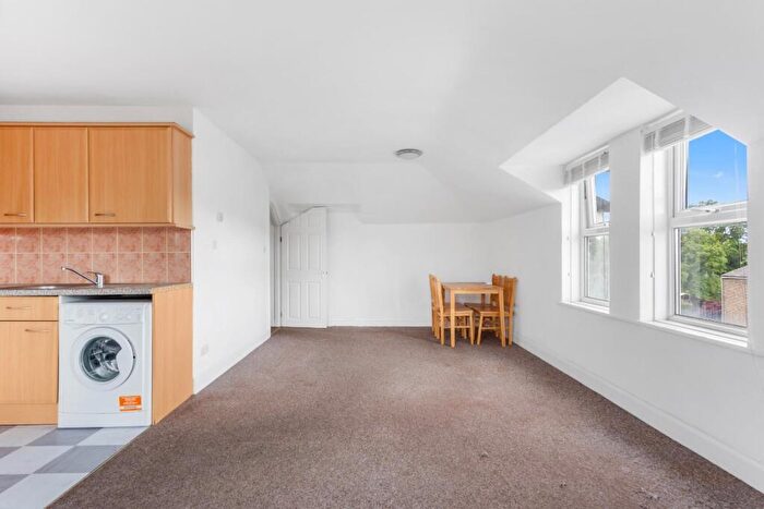 1 Bedroom Flat To Rent In Queen Elizabeth Walk, London, N16