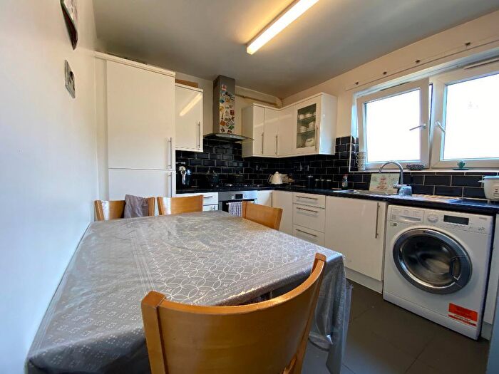 4 Bedroom Flat To Rent In Wickford Street, London, E1