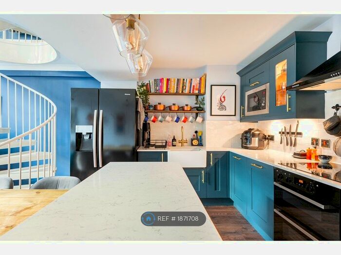 1 Bedroom Flat To Rent In The Highway, London, E1W