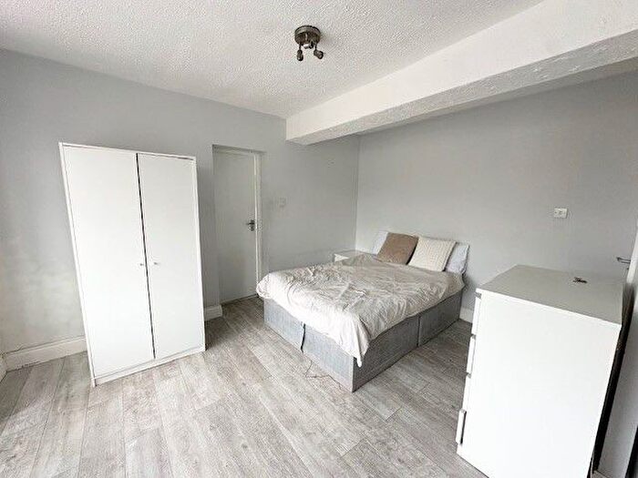 Studio To Rent In Lonsdale Avenue, Wembley, Greater London, HA9