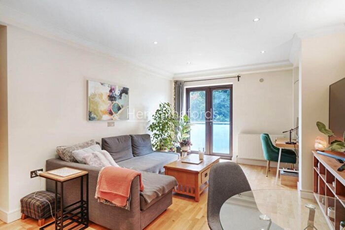 1 Bedroom Apartment To Rent In Maple Leaf Court, Palmers Green, N13