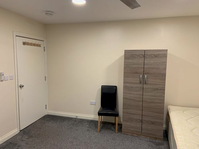 Studio To Rent In Pembroke Place, Isleworth, Greater London, TW7