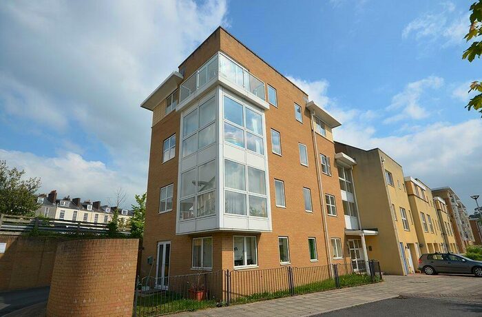 2 Bedroom Apartment To Rent In Richmond Court, Exeter, EX4
