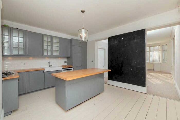 3 Bedroom Flat To Rent In Tivoli Crescent, BN1