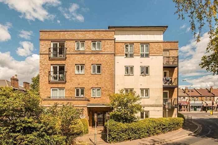 2 Bedroom Flat To Rent In Hawks Road, Kingston Upon Thames, KT1